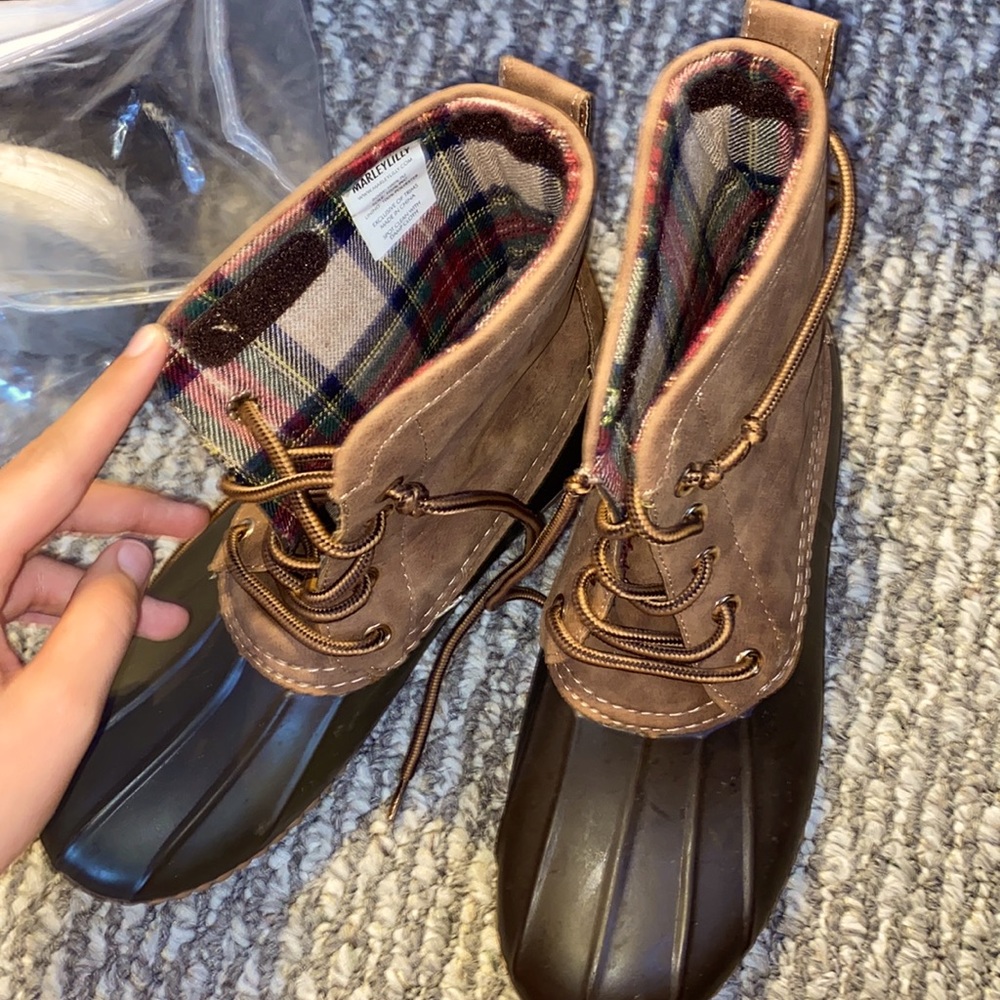 Super cute duck boots! Worn a few times.
